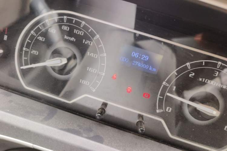 Used SAIC MAXUS Xintu V80 2021 2.0T Manual Classic Aoyuntong 127 PS Mid-axle Mid-roof 6/7/8/9-Seater Odometer Close Up
