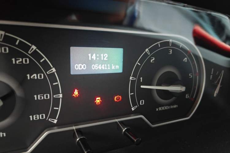Used SAIC MAXUS Xintu V80  Odometer Close Up