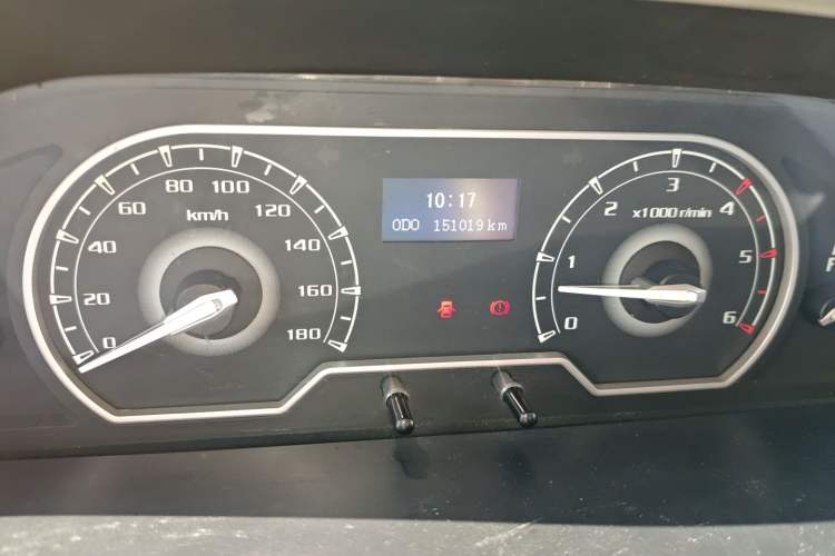 Used SAIC MAXUS Xintu V80 2021 2.0T Manual Classic City Delivery King Long Wheelbase Mid-Roof 3 Seats Odometer Close Up