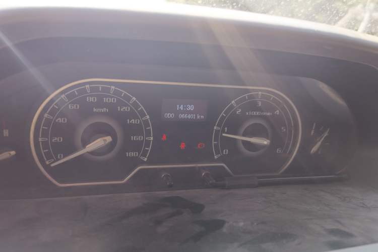 Used SAIC MAXUS Xintu V80 2021 2.0T Manual Classic Aoyuntong Short Wheelbase Mid-Roof 5/6-Seater Odometer Close Up