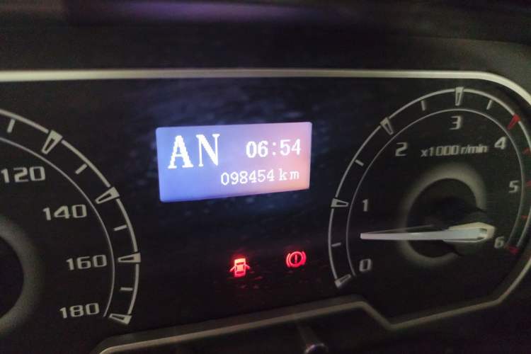 Used SAIC MAXUS Xintu V80 2021 2.0T AMT Classic Aoyuntong Short Wheelbase Mid-Roof 7/8/9-Seater Odometer Close Up
