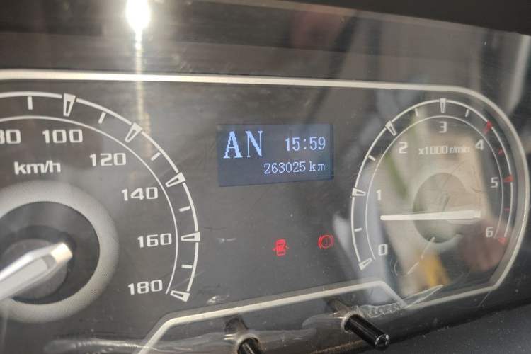Used SAIC MAXUS Xintu V80 2021 2.0T PLUS AMT City Edition Short Wheelbase Ultra-Low Roof 5/6-Seater Odometer Close Up