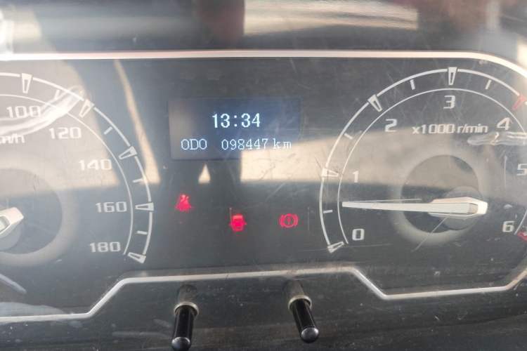 Used SAIC MAXUS Xintu V80 2021 2.0T Manual Classic City Delivery King Long Wheelbase Mid-Roof 3 Seats Odometer Close Up