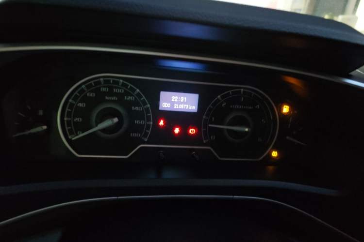Used SAIC MAXUS Xintu V80 2021 2.0T PLUS Manual All-Around King Short Wheelbase Mid-Roof Variant—5/6/7/8/9-Seater Odometer Close Up