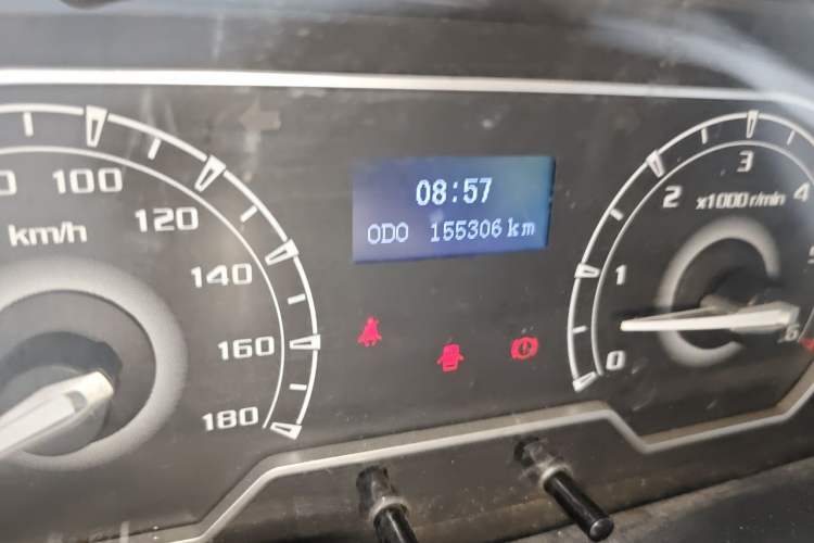 Used SAIC MAXUS Xintu V80 2021 2.0T Manual Classic Aoyuntong Long Wheelbase Mid-Roof 6/7/8/9-Seater Odometer Close Up