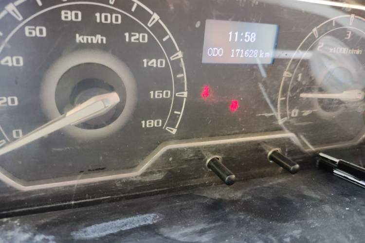Used SAIC MAXUS Xintu V80 2021 2.0T Manual Classic Aoyuntong Short Wheelbase Mid-Roof 5/6-Seater Odometer Close Up