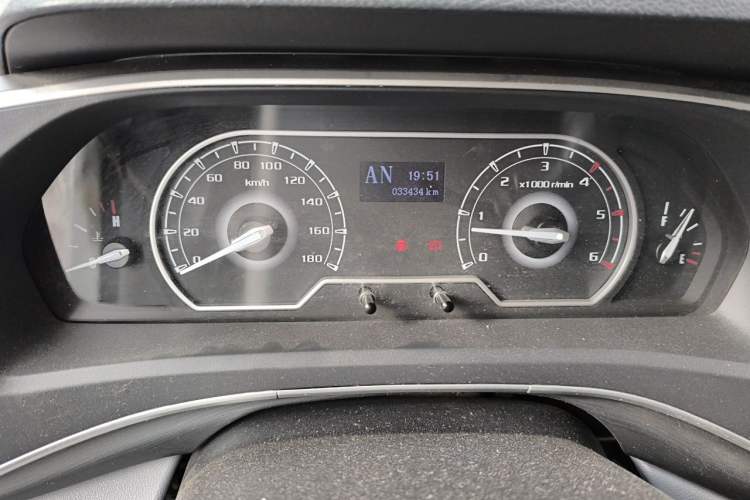 Used SAIC MAXUS Xintu V80 2021 2.0T PLUS AMT All-in-One King Long Wheelbase Mid-Roof Design—6/7/8/9-Seater Odometer Close Up