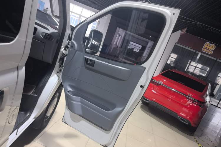 Used SAIC MAXUS Xintu V80 2021 2.0T PLUS AMT City Edition Short Wheelbase Ultra-Low Roof 5/6-Seater Right Front Door Interior