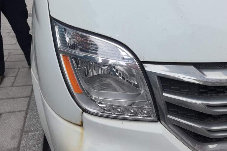 Used SAIC MAXUS Xintu V80 2021 2.0T PLUS Manual Aoyuntong Short Wheelbase Mid-Roof 5/6-Seater Right Front Headlight