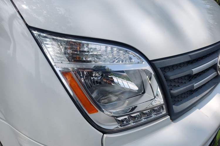 Used SAIC MAXUS Xintu V80 2021 2.0T Manual Classic Aoyuntong Short Wheelbase Ultra-Low Roof 5/6-Seater Right Front Headlight