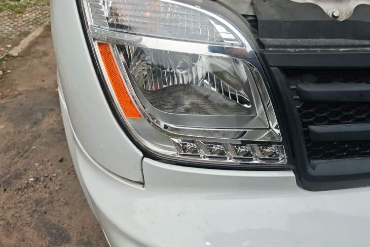 Used SAIC MAXUS Xintu V80 2021 2.0T AMT Classic City Distribution King Long Wheelbase Mid-Roof 3-Seater Right Front Headlight