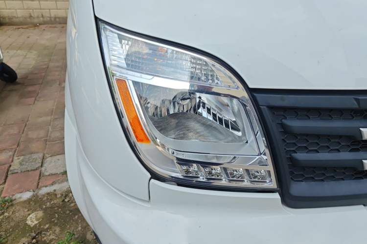 Used SAIC MAXUS Xintu V80 2021 2.0T Manual Classic Aoyuntong 127 PS Mid-axle Mid-roof 6/7/8/9-Seater Right Front Headlight