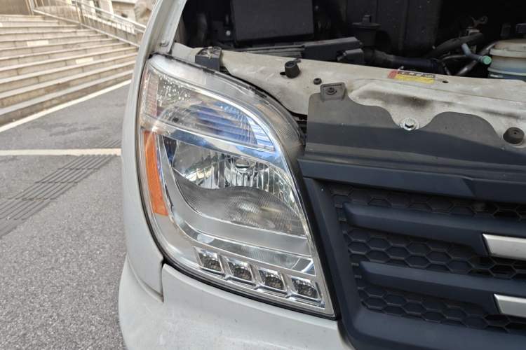 Used SAIC MAXUS Xintu V80 2021 2.0T Manual Classic Aoyuntong Short Wheelbase Mid-Roof 5/6-Seater Right Front Headlight