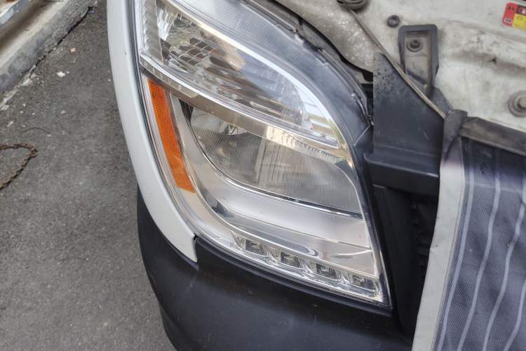 Used SAIC MAXUS Xintu V80 2021 2.0T PLUS Manual All-Around King Short Wheelbase Mid-Roof Variant—5/6/7/8/9-Seater Right Front Headlight