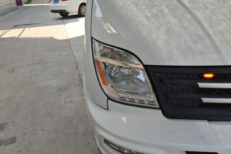 Used SAIC MAXUS Xintu V80 2021 2.0T Manual Classic Aoyuntong 127 PS Mid-axle Mid-roof 6/7/8/9-Seater Right Front Headlight