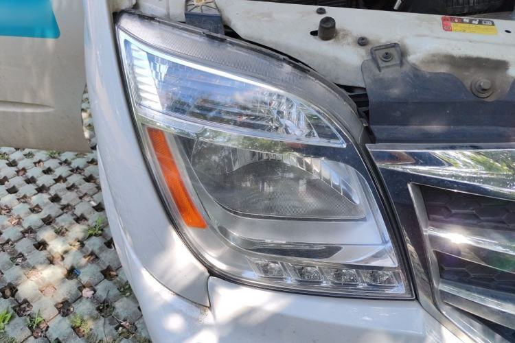 Used SAIC MAXUS Xintu V80 2021 2.0T PLUS Manual - Aoyuntong Long Wheelbase Mid-Roof Available in 6/7/8/9-Seater Configurations Right Front Headlight