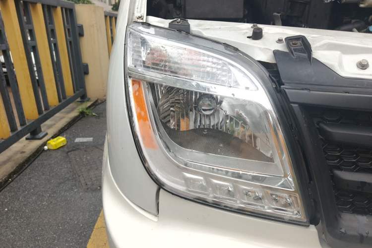 Used SAIC MAXUS Xintu V80 2021 2.0T AMT Classic Aoyuntong 127 PS Mid-axle Mid-roof 6/7/8/9-Seater Right Front Headlight