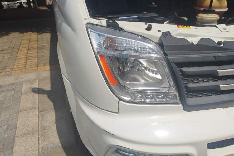 Used SAIC MAXUS Xintu V80 2021 2.0T Manual Classic City Delivery King Long Wheelbase Mid-Roof 3 Seats Right Front Headlight