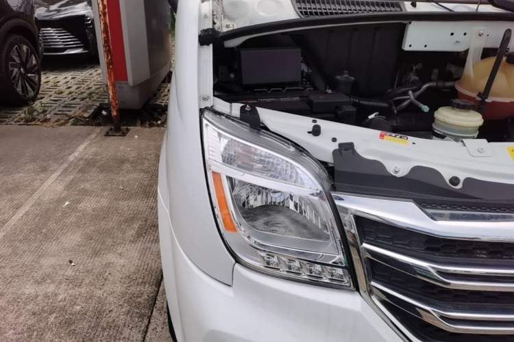 Used SAIC MAXUS Xintu V80 2021 2.0T PLUS AMT City Edition Short Wheelbase Ultra-Low Roof 5/6-Seater Right Front Headlight
