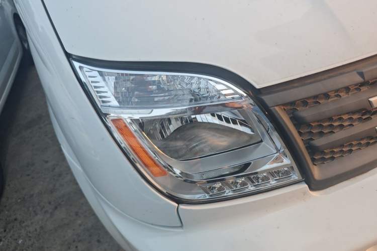 Used SAIC MAXUS Xintu V80 2021 2.0T Manual Classic Aoyuntong Long Wheelbase Mid-Roof 6/7/8/9-Seater Right Front Headlight