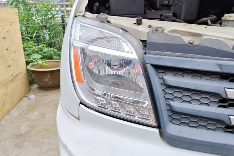 Used SAIC MAXUS Xintu V80 2021 2.0T Manual Classic Aoyuntong Short Wheelbase Mid-Roof 5/6-Seater Right Front Headlight