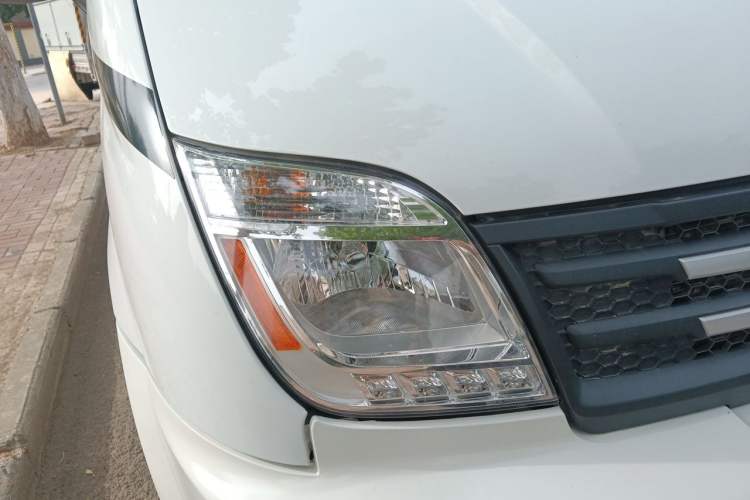 Used SAIC MAXUS Xintu V80  Right Front Headlight
