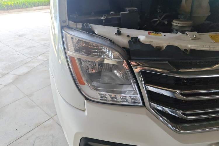 Used SAIC MAXUS Xintu V80 2021 2.0T PLUS AMT All-in-One King Long Wheelbase Mid-Roof Design—6/7/8/9-Seater Right Front Headlight