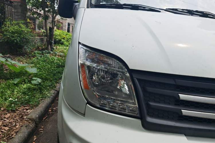 Used SAIC MAXUS Xintu V80 2021 2.0T Manual Classic Aoyuntong 127 PS Mid-axle Mid-roof 6/7/8/9-Seater Right Front Headlight