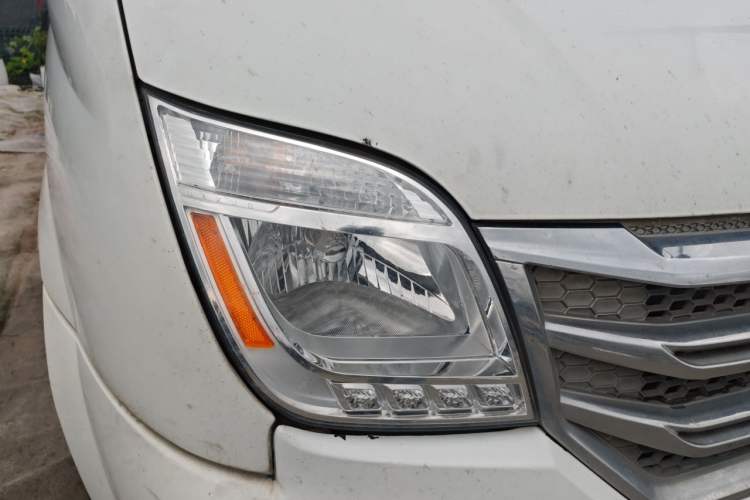 Used SAIC MAXUS Xintu V80 2021 2.0T Manual Classic Aoyuntong Long Wheelbase High-Roof 6/7/8/9-Seater Right Front Headlight