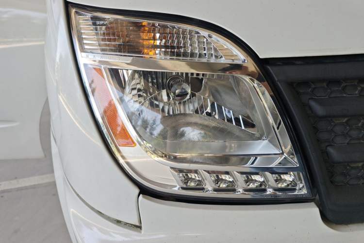 Used SAIC MAXUS Xintu V80 2021 2.0T Manual Classic Aoyuntong Short Wheelbase Ultra-Low Roof 5/6-Seater Right Front Headlight