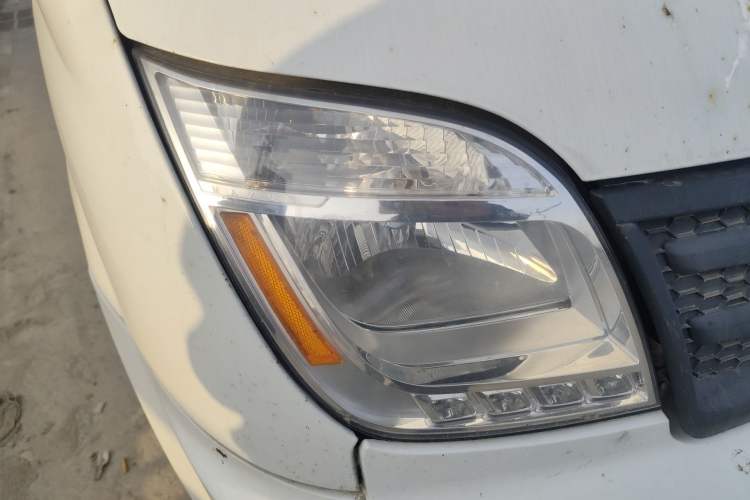 Used SAIC MAXUS Xintu V80 2021 2.0T Manual Classic City Delivery King Long Wheelbase High Roof 3 Seats Right Front Headlight