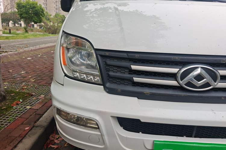 Used SAIC MAXUS Xintu V80 2021 2.0T Manual Classic City Delivery King Long Wheelbase Mid-Roof 3 Seats Right Front Headlight