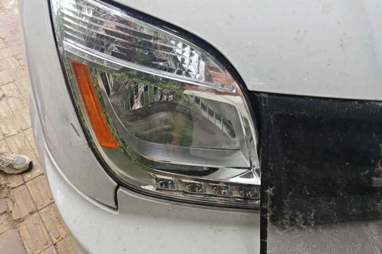 Used SAIC MAXUS Xintu V80 2021 2.0T Manual Classic Aoyuntong Short Wheelbase Mid-Roof 5/6-Seater Right Front Headlight