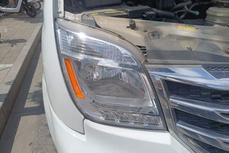 Used SAIC MAXUS Xintu V80 2021 2.0T PLUS AMT All-Rounder Short Wheelbase Mid-Roof 5/6/7/8/9-Seater Right Front Headlight
