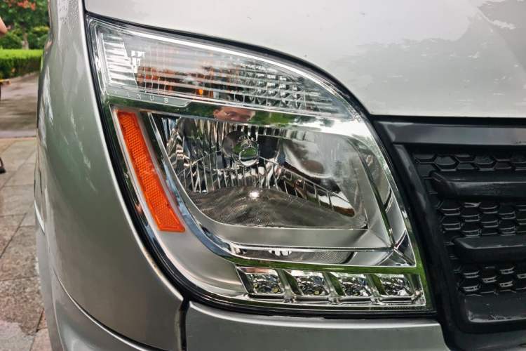 Used SAIC MAXUS Xintu V80 2021 2.0T Manual Classic City Delivery King Short Wheelbase Ultra-Low Roof 3-Seater Right Front Headlight