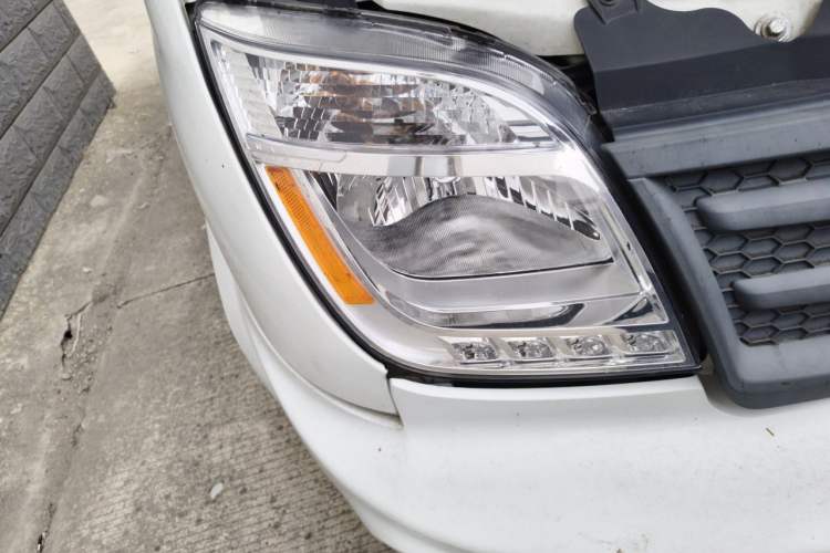 Used SAIC MAXUS Xintu V80 2021 2.0T Manual Classic Aoyuntong Long Wheelbase Mid-Roof 6/7/8/9-Seater Right Front Headlight