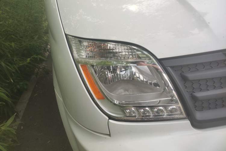 Used SAIC MAXUS Xintu V80 2021 2.0T Manual Classic City Delivery King Long Wheelbase Mid-Roof 3 Seats Right Front Headlight