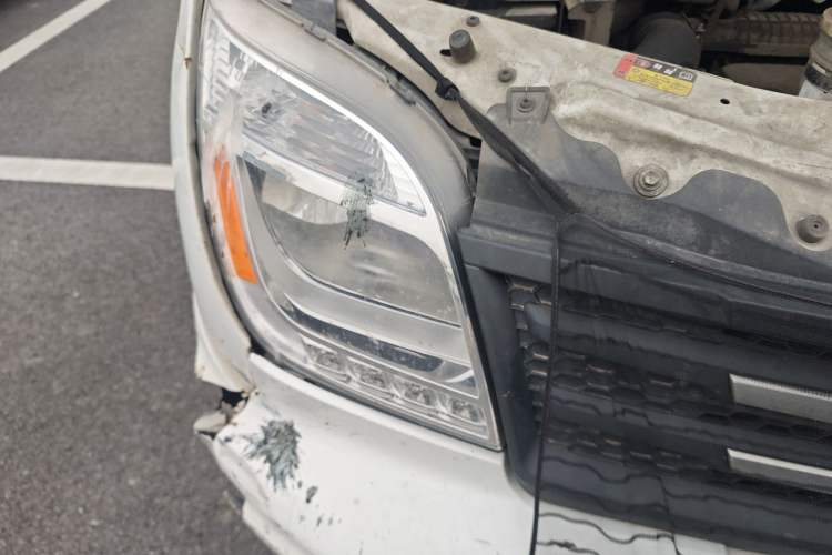 Used SAIC MAXUS Xintu V80 2021 2.0T AMT Classic City Distribution King Long Wheelbase Mid-Roof 3-Seater Right Front Headlight