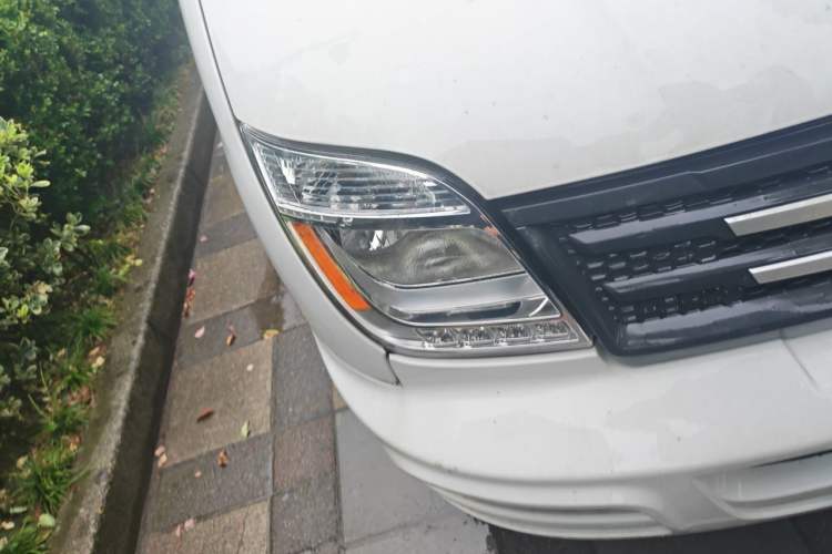 Used SAIC MAXUS Xintu V80 2021 2.0T Manual Classic City Delivery King Long Wheelbase High Roof 3 Seats Right Front Headlight
