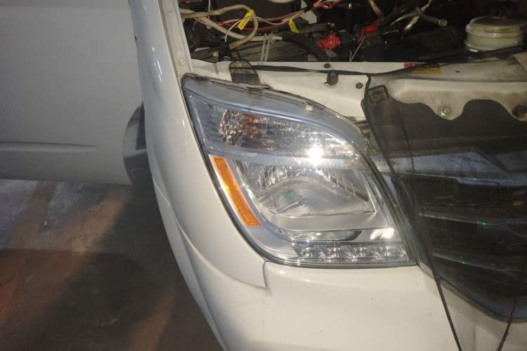 Used SAIC MAXUS Xintu V80 2021 2.0T PLUS AMT City Edition Short Wheelbase Ultra-Low Roof 5/6-Seater Right Front Headlight