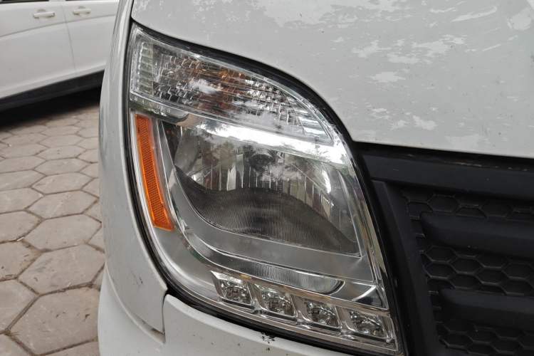 Used SAIC MAXUS Xintu V80 2021 2.0T Manual Classic Aoyuntong Short Wheelbase Mid-Roof 5/6-Seater Right Front Headlight