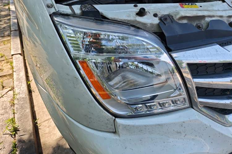 Used SAIC MAXUS Xintu V80 2021 2.0T PLUS AMT All-in-One King Long Wheelbase Mid-Roof Design—6/7/8/9-Seater Right Front Headlight