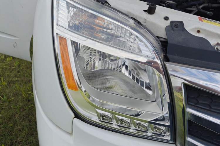 Used SAIC MAXUS Xintu V80 2021 2.0T PLUS Manual All-Around King Long Wheelbase Mid-Roof Variant with 6/7/8/9 Seats Right Front Headlight