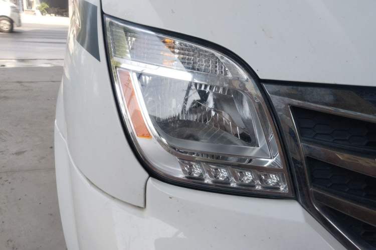 Used SAIC MAXUS Xintu V80 2021 2.0T PLUS AMT Aoyuntong Short-Wheelbase Mid-Roof 5/6-Seater Right Front Headlight