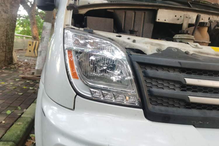Used SAIC MAXUS Xintu V80 2021 2.0T Manual Classic City Delivery King Long Wheelbase Mid-Roof 3 Seats Right Front Headlight