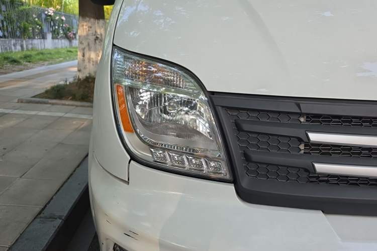 Used SAIC MAXUS Xintu V80 2021 2.0T AMT Classic Aoyuntong Short Wheelbase Ultra-Low Roof 5/6-Seater Right Front Headlight