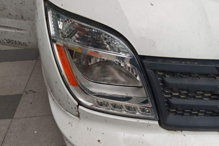 Used SAIC MAXUS Xintu V80 2021 2.0T Manual Classic City Delivery King Long Wheelbase Mid-Roof 3 Seats Right Front Headlight