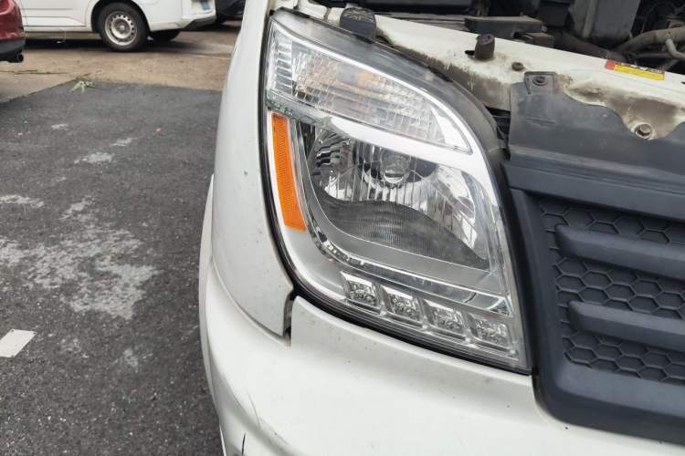Used SAIC MAXUS Xintu V80 2021 2.0T Manual Classic Aoyuntong Short Wheelbase Mid-Roof 5/6-Seater Right Front Headlight