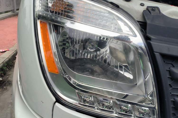 Used SAIC MAXUS Xintu V80 2021 2.0T Manual Classic Aoyuntong 127 PS Mid-axle Mid-roof 6/7/8/9-Seater Right Front Headlight