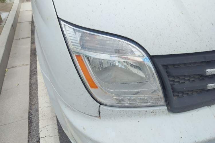 Used SAIC MAXUS Xintu V80 2021 2.0T Manual Classic Aoyuntong Short Wheelbase Ultra-Low Roof 5/6-Seater Right Front Headlight